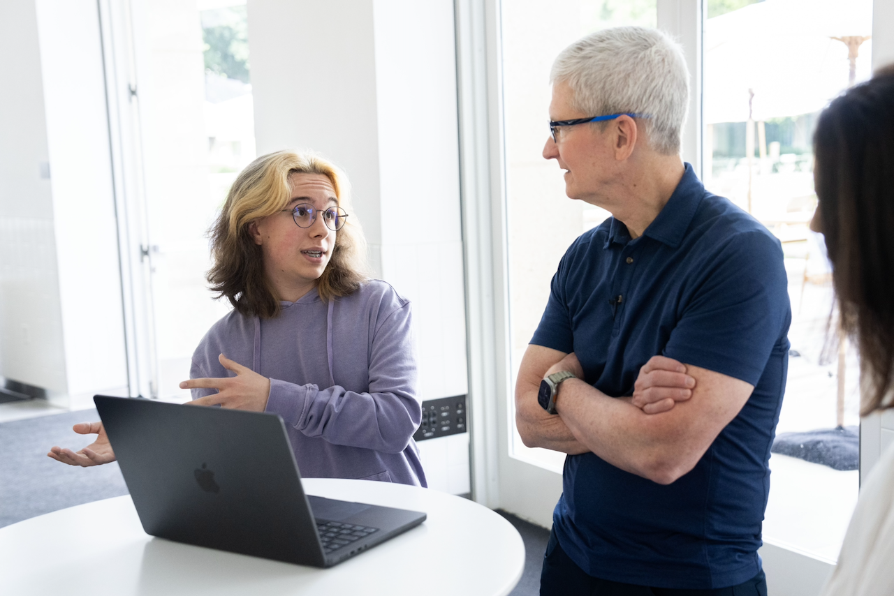 Adélaïde présente Egretta à Tim Cook à Apple Park