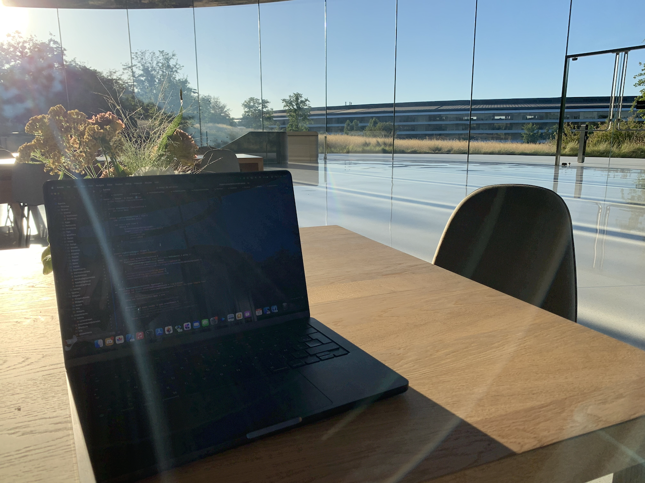 MacBook Pro et campus Apple Park au lever du soleil